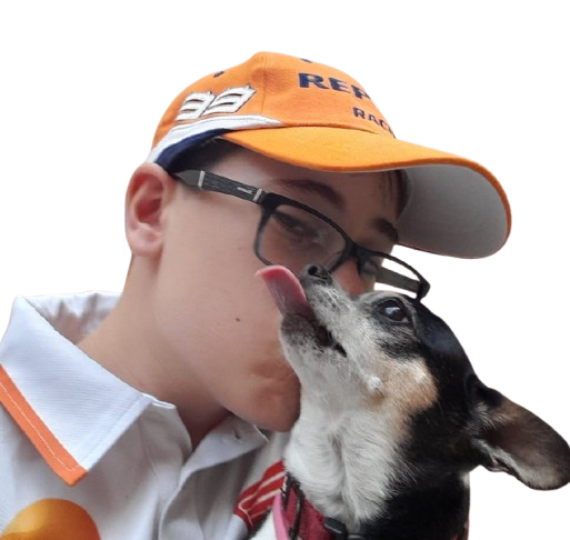 Pablo, cuidador de perros, en casa con una mascota feliz